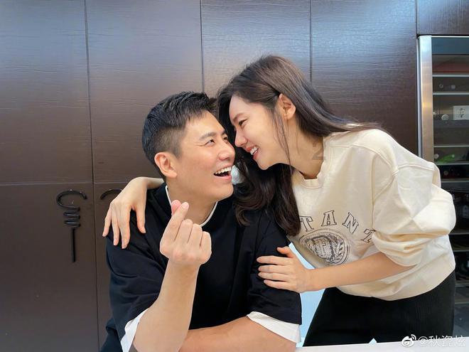 美艳！杨紫的穿搭，挂脖连衣裙露出内衣，美出新高度